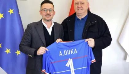 Armando Duka shkon në Gramsh të reklamojë stadiumin e rikonstruktuar