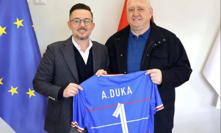 Armando Duka shkon në Gramsh të reklamojë stadiumin e rikonstruktuar
