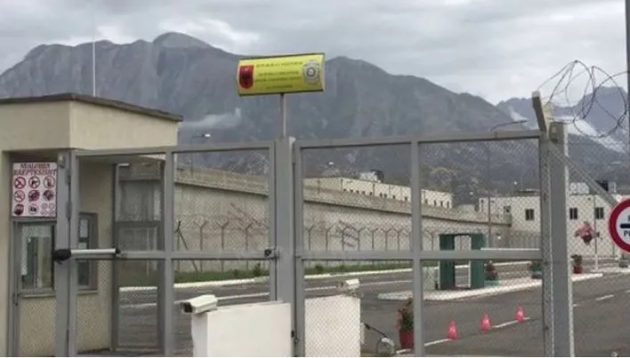 Arratisja spektakolare e Altin Ndocit/ 90 të dënuar me rrezikshmëri të lartë transferohen nga Fushë-Kruja për në Peqin