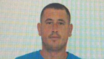 Arratisje spektakolare nga spitali që po mjekohej/ Reagon Drejtoria e Burgjeve: Ky është Altin Ndoci