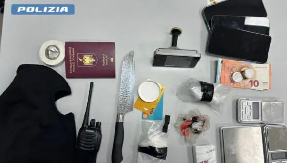 Arrestohet shqiptari në Itali, në banesë i gjenden heroinë dhe municione luftarake