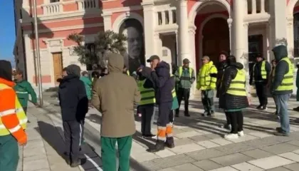 Arrihet dakordësia! Pas protestës 2-ditore, punonjësit e Gjelbërimit në Vlorë rikthehen në punë