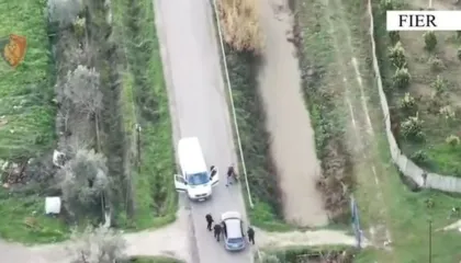 Arsenal armësh dhe drogë, arrestohen babë e bir në Fier, pamjet e ndërhyrjes së policisë në banesën e tyre