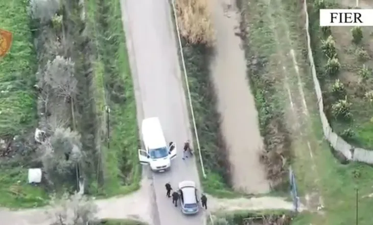 Arsenal armësh dhe drogë, arrestohen babë e bir në Fier, pamjet e ndërhyrjes së policisë në banesën e tyre
