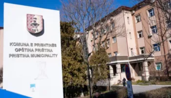 “Askush mbi ligjin!”/ Ryshfet dhe keqpërdorim i detyrës, arrestohen tre zyrtarë të Komunës së Prishtinës, reagon Rama