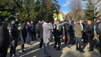 Asnjë dëmshpërblim pas përmbytjeve, ngrihen në protestë fermerët e Maliqit