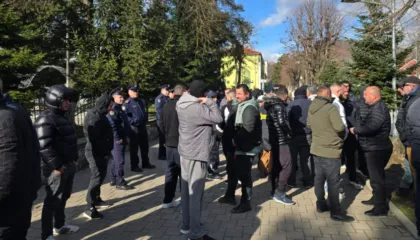 Asnjë dëmshpërblim pas përmbytjeve, ngrihen në protestë fermerët e Maliqit