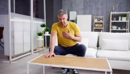 Ataku në zemër, cilat simptoma na paralajmërojnë javë më parë?