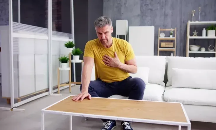 Ataku në zemër, cilat simptoma na paralajmërojnë javë më parë?