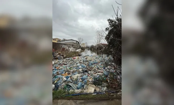 “Atdheun e duam vetëm në stadium”/ Rama publikon pamjet e mbeturinave në Shkozet: Sigurisht që përmbytemi kur plehrat i hedhim nëpër fusha e rrugë dhe…