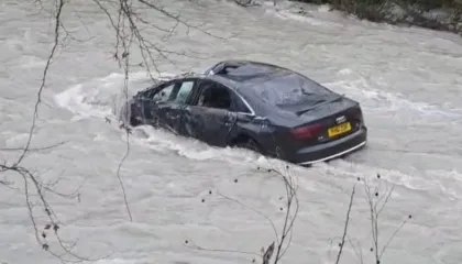 “Audi” bie në përrua në Klos, shoferi i dehur ikën pa ndihmuar pasagjerin, arrestohet