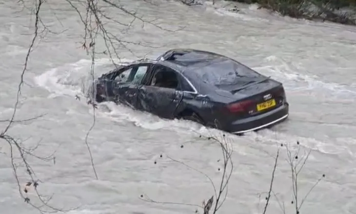 “Audi” bie në përrua në Klos, shoferi i dehur ikën pa ndihmuar pasagjerin, arrestohet