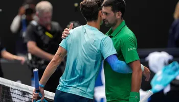 Australian Open: Po humbiste, Djokovic kualifikohet pas tërheqjes së rivalit, fitore për Sinner, Pegula e Rybakina