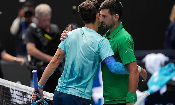 Australian Open: Po humbiste, Djokovic kualifikohet pas tërheqjes së rivalit, fitore për Sinner, Pegula e Rybakina