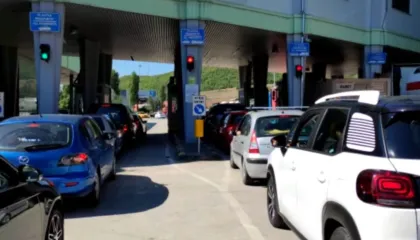 Autoboti bllokoi rrugën, hapet pas dy ditësh pika kufitare e Qafë-Thanës