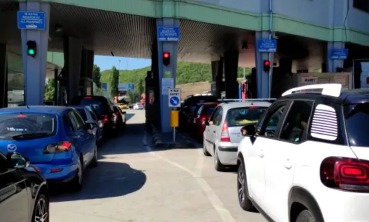 Autoboti bllokoi rrugën, hapet pas dy ditësh pika kufitare e Qafë-Thanës
