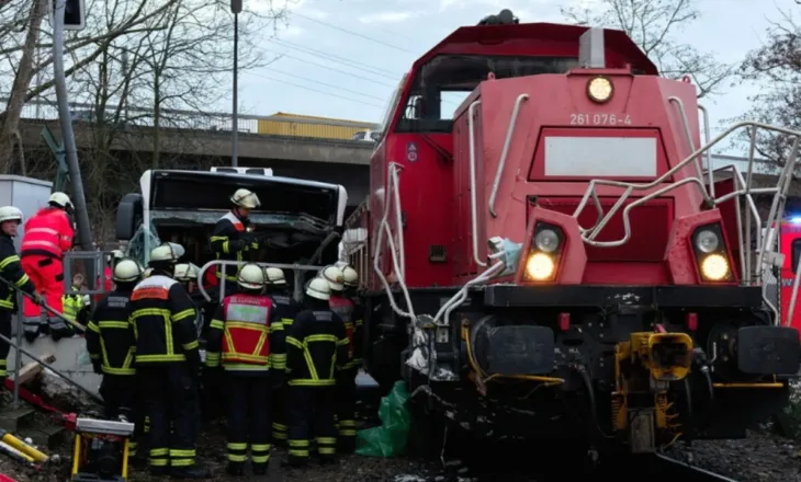 Autobusi përplaset me një tren në Hamburg, një i vdekur dhe dhjetë të plagosur