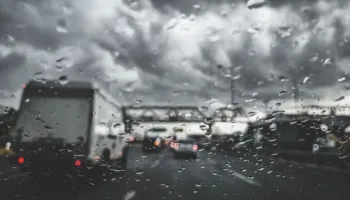 Autoritetet greke paralajmërojnë për shira të rrëmbyeshëm dhe stuhi të forta: Shmangni lëvizjet e panevojshme