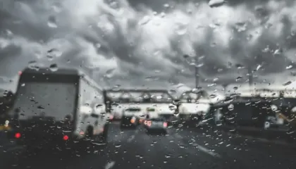 Autoritetet greke paralajmërojnë për shira të rrëmbyeshëm dhe stuhi të forta: Shmangni lëvizjet e panevojshme