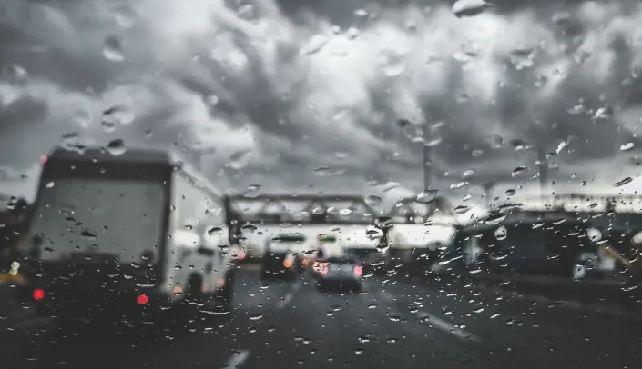 Autoritetet greke paralajmërojnë për shira të rrëmbyeshëm dhe stuhi të forta: Shmangni lëvizjet e panevojshme