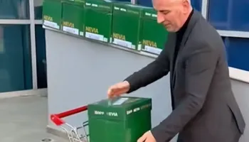 Avokati i Safet Bajrit tërheq dosjen hetimore nga SPAK-u me karrocë marketi (VIDEO)