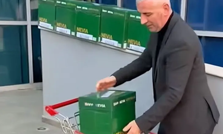 Avokati i Safet Bajrit tërheq dosjen hetimore nga SPAK-u me karrocë marketi (VIDEO)
