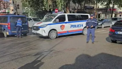 Babai goditi me thikë vajzën në Durrës/ Ndërhyri të parandalonte ngjarjen, mbetet i plagosur edhe një kalimtar