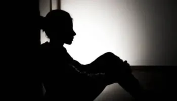 “Babai më përdhunoi, futeni në burg”, 23-vjeçarja bën denoncimin në polici edhe për nënën: Çfarë ka ndodhur me mua dhe motrën