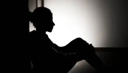 “Babai më përdhunoi, futeni në burg”, 23-vjeçarja bën denoncimin në polici edhe për nënën: Çfarë ka ndodhur me mua dhe motrën