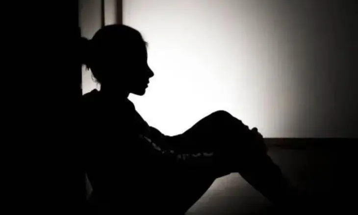 “Babai më përdhunoi, futeni në burg”, 23-vjeçarja bën denoncimin në polici edhe për nënën: Çfarë ka ndodhur me mua dhe motrën