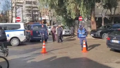 Babai plagos me thikë vajzën dhe një person tjetër në Durrës