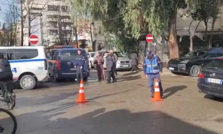 Babai plagos me thikë vajzën dhe një person tjetër në Durrës