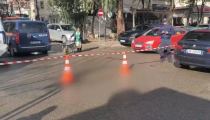 Babai plagosi me thikë vajzën dhe një kalimtar, arrestohet pas disa orësh