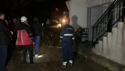 “Babi, babi po merr flakë shtëpia”/ Banesa dykatëshe u përfshi nga zjarri në Klos, flet kryefamiljari: Jetonim 10 vetë këtu