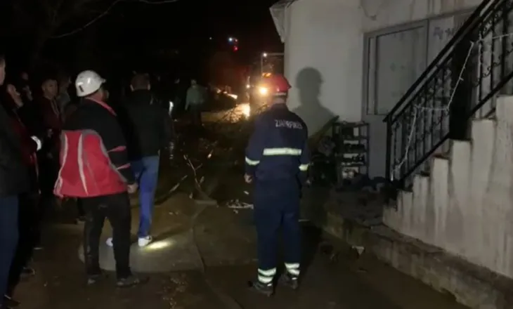 “Babi, babi po merr flakë shtëpia”/ Banesa dykatëshe u përfshi nga zjarri në Klos, flet kryefamiljari: Jetonim 10 vetë këtu