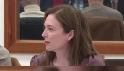 Bajaziti: Është koha e sakrificave, qytetarët dhe qeveria jetojnë në dy realitete të ndara  Aktivistja Erisa Bajaziti, gjatë fjalës së saj në tryezën e PD me partitë opozitare, u bëri thirrje qytetarëve dhe aktorëve politikë për ndërgjegjësim dhe sakrificë përballë krizave që po përjeton vendi.  Ajo theksoi se, sot shqiptarët jetojnë në dy realitete paralele, ku nga njëra anë është një qeveri e shkëputur nga realiteti i qytetarëve dhe nga ana tjetër njerëzit që përballen me përmbytje, humbje pronash dhe pasiguri për të ardhmen.  Bajaziti nënvizoi se angazhimi qytetar nuk duhet parë si transaksion politik, por si detyrë patriotike, duke theksuar se vetëm përmes veprimit, solidaritetit dhe sakrificës personale mund t’i jepet shërim një vendi që, sipas saj, po lëngon.  Fjala e Erisa Bajazitit  Zonja dhe zotërinj të nderuar që jeni mbledhur sot, është padyshim një, një nder dhe privilegj që të mund t’i drejtohemi shqiptarëve nga ky vend këtu. Padyshim që nuk marr absolutisht guximin t’u drejtohem shqiptarëve për t’u dhënë mend, por ama kam frikën që sot qytetarët shqiptarë përballë qeverisë jetojnë në dy realitete që ecin paralelisht dhe nuk e takojnë dot njëri-tjetrin. Një qeveri që e ka humbur realitetin me qytetarin, sepse ai qytetari sot, nga ky moment që flasim, është duke u gdhirë dhe duke u ngrysur në ujë. Dhe është e vërtetë që ne sot jemi duke folur nga një zonë rehatie këtu, por ndërkohë ai qytetari që vuan është atje në Durrës apo diku gjetkë në mbarë Shqipërinë.  Ose i është djegur prona dhe nesër, nuk ka, nuk ka një të ardhme. Unë mendoj që ka ardhur koha e sakrificave dhe secili nga ne që merr përsipër të punojë për Shqipërinë, duhet ta bëjë këtë në emër të sakrificës. Dhe pjesëmarrja jonë në shoqëri dhe ta marrësh rolin që të takon si një qytetar i përgjegjshëm, është përballë sakrificës dhe nuk është asnjë transaksion politik. Nëse unë e bëj këtë, çfarë përfitimi kam unë? Nuk është e thënë të kesh asnjë përfitim në momentin që ti bën detyrën patriotike për vendin tënd.  Dhe nuk duhet të bësh ndonjë gjë të jashtëzakonshme. Mjafton që të bashkëvuash me atë qytetarin që është duke vuajtur dhe ti nuk e ke mbase idenë. Një protestë, një fjalë që mbështet dhe një veprim që është në bazë të aksionit dhe jo të fjalëve, mendoj që do ta ndihmonte gjithsecilin nga ne. Gjithsesi për ta përmbyllur me një mesazh final, mendoj që është koha e sakrificave dhe askush nuk duhet të mendojë çfarë përfitoj unë mbas kësaj.  Nëse secili nga ne do të merrte përsipër të sakrifikonte diçka nga rehatia personale, atëherë mendoj që ne do të arrijmë qëllimin tonë dhe t’i përgjigjemi nevojave të këtij vendi, sepse unë mendoj që vendi është duke lënguar, është një vend i sëmurë dhe jemi ne përgjegjës që duhet t’i japim shërim këtij vendi. Nëse nuk e bëjmë ne, nëse heshtim, atëherë nesër nuk kemi as fytyrë dhe nuk do të kemi as kurajon t’i dalim shqiptarëve përballë, t’i dalim familjes tonë përballë, t’i dalim fqinjit tonë përballë, por ama nuk duhet të harrojmë dhe çfarë trashëgimie do t’u lëmë ne brezav