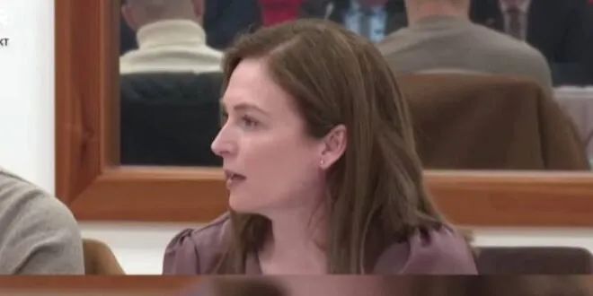 Bajaziti: Është koha e sakrificave, qytetarët dhe qeveria jetojnë në dy realitete të ndara  Aktivistja Erisa Bajaziti, gjatë fjalës së saj në tryezën e PD me partitë opozitare, u bëri thirrje qytetarëve dhe aktorëve politikë për ndërgjegjësim dhe sakrificë përballë krizave që po përjeton vendi.  Ajo theksoi se, sot shqiptarët jetojnë në dy realitete paralele, ku nga njëra anë është një qeveri e shkëputur nga realiteti i qytetarëve dhe nga ana tjetër njerëzit që përballen me përmbytje, humbje pronash dhe pasiguri për të ardhmen.  Bajaziti nënvizoi se angazhimi qytetar nuk duhet parë si transaksion politik, por si detyrë patriotike, duke theksuar se vetëm përmes veprimit, solidaritetit dhe sakrificës personale mund t’i jepet shërim një vendi që, sipas saj, po lëngon.  Fjala e Erisa Bajazitit  Zonja dhe zotërinj të nderuar që jeni mbledhur sot, është padyshim një, një nder dhe privilegj që të mund t’i drejtohemi shqiptarëve nga ky vend këtu. Padyshim që nuk marr absolutisht guximin t’u drejtohem shqiptarëve për t’u dhënë mend, por ama kam frikën që sot qytetarët shqiptarë përballë qeverisë jetojnë në dy realitete që ecin paralelisht dhe nuk e takojnë dot njëri-tjetrin. Një qeveri që e ka humbur realitetin me qytetarin, sepse ai qytetari sot, nga ky moment që flasim, është duke u gdhirë dhe duke u ngrysur në ujë. Dhe është e vërtetë që ne sot jemi duke folur nga një zonë rehatie këtu, por ndërkohë ai qytetari që vuan është atje në Durrës apo diku gjetkë në mbarë Shqipërinë.  Ose i është djegur prona dhe nesër, nuk ka, nuk ka një të ardhme. Unë mendoj që ka ardhur koha e sakrificave dhe secili nga ne që merr përsipër të punojë për Shqipërinë, duhet ta bëjë këtë në emër të sakrificës. Dhe pjesëmarrja jonë në shoqëri dhe ta marrësh rolin që të takon si një qytetar i përgjegjshëm, është përballë sakrificës dhe nuk është asnjë transaksion politik. Nëse unë e bëj këtë, çfarë përfitimi kam unë? Nuk është e thënë të kesh asnjë përfitim në momentin që ti bën detyrën patriotike për vendin tënd.  Dhe nuk duhet të bësh ndonjë gjë të jashtëzakonshme. Mjafton që të bashkëvuash me atë qytetarin që është duke vuajtur dhe ti nuk e ke mbase idenë. Një protestë, një fjalë që mbështet dhe një veprim që është në bazë të aksionit dhe jo të fjalëve, mendoj që do ta ndihmonte gjithsecilin nga ne. Gjithsesi për ta përmbyllur me një mesazh final, mendoj që është koha e sakrificave dhe askush nuk duhet të mendojë çfarë përfitoj unë mbas kësaj.  Nëse secili nga ne do të merrte përsipër të sakrifikonte diçka nga rehatia personale, atëherë mendoj që ne do të arrijmë qëllimin tonë dhe t’i përgjigjemi nevojave të këtij vendi, sepse unë mendoj që vendi është duke lënguar, është një vend i sëmurë dhe jemi ne përgjegjës që duhet t’i japim shërim këtij vendi. Nëse nuk e bëjmë ne, nëse heshtim, atëherë nesër nuk kemi as fytyrë dhe nuk do të kemi as kurajon t’i dalim shqiptarëve përballë, t’i dalim familjes tonë përballë, t’i dalim fqinjit tonë përballë, por ama nuk duhet të harrojmë dhe çfarë trashëgimie do t’u lëmë ne brezav