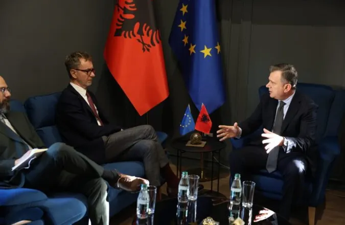 Balla  takim ‘kokë më kokë’ me ambasadorin e BE-së,  ja fokusi i diskutimeve