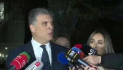 Balluku në Kuvend/ Blushi – Peleshit: Po kryeni krim, duhet t’i ishte dorëzuar drejtësisë!