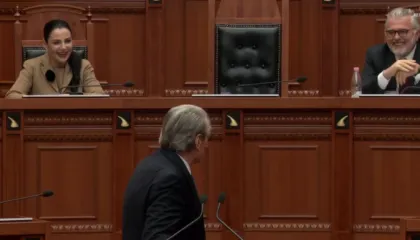 Balluku plas gazit në Kuvend! Çfarë tha kreu i PD-së që e bëri të qeshë zëvendëskryeministren