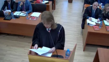 Balluku/ Seanca në Kushtetuese, Qeveria: Pezullimi antikushtetues. Vendimi i njëanshëm