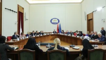 “Balluku” shkakton tensione në Konferencën e Kryetarëve/ Bardhi: Po mbroni të korruptuarit! Peleshi: Shtyrjen e Këshillit e kërkoi…
