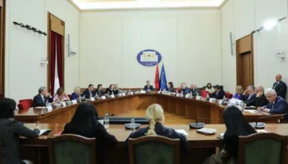 “Balluku” shkakton tensione në Konferencën e Kryetarëve/ Bardhi: Po mbroni të korruptuarit! Peleshi: Shtyrjen e Këshillit e kërkoi…