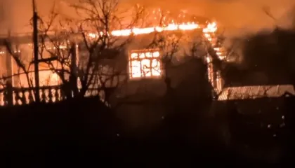 Banesa përpihet nga flakët në Klos