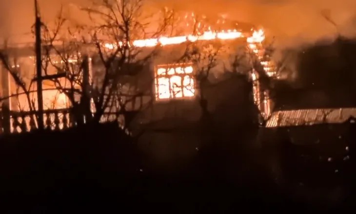 Banesa përpihet nga flakët në Klos