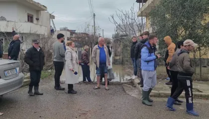 Banesat e tyre janë “pushtuar” nga uji, banorët e ish-Kënetës në Durrës dalin në protestë: Askush nuk ka ndërhyrë, situata është emergjente