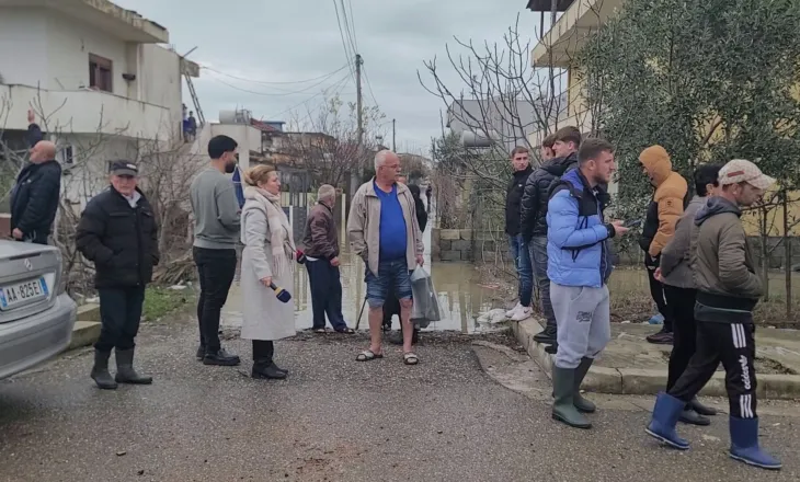 Banesat e tyre janë “pushtuar” nga uji, banorët e ish-Kënetës në Durrës dalin në protestë: Askush nuk ka ndërhyrë, situata është emergjente