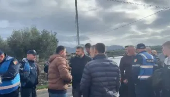 Banorët dalin në protestë për përmbytjet e përsëritura, bllokohet rruga Laç-Mamurras