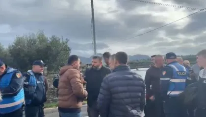 Banorët dalin në protestë për përmbytjet e përsëritura, bllokohet rruga Laç-Mamurras