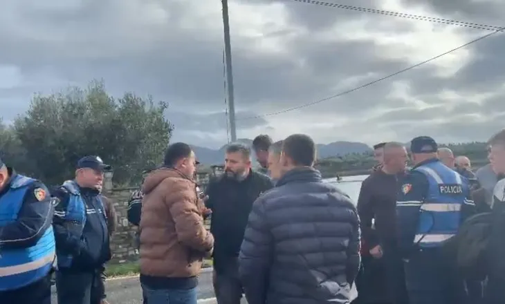 Banorët dalin në protestë për përmbytjet e përsëritura, bllokohet rruga Laç-Mamurras